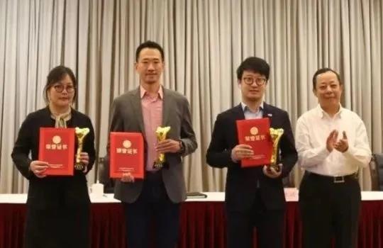 荣誉|华荣品牌喜获“质量金奖” 荣誉|华荣品牌喜获“质量金奖”