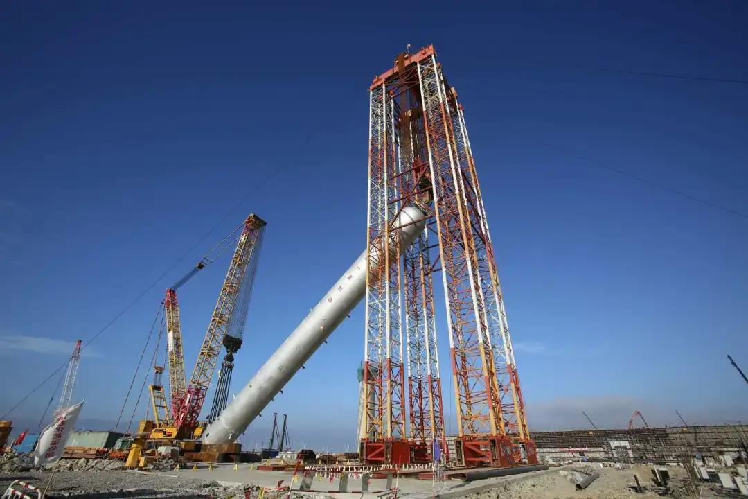 历时十多个小时!舟山绿色石化基地这台“超级设备”成功吊装就位 历时十多个小时!舟山绿色石化基地这台“超级设备”成功吊装就位