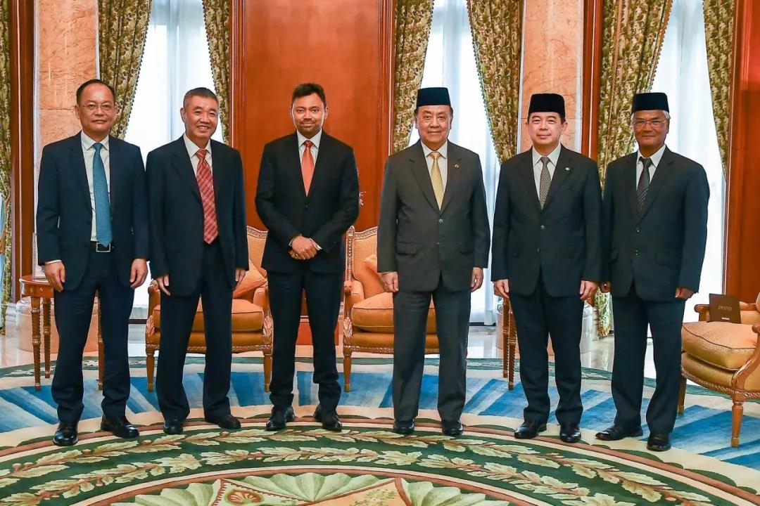 文莱苏丹陛下亲切接见邱建林 文莱苏丹陛下亲切接见邱建林