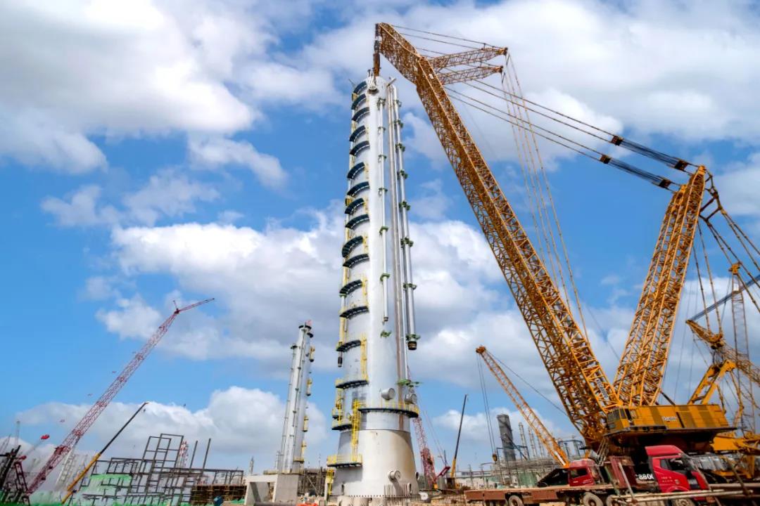 大国重器!江苏最高丙烯丙烷分离塔成功吊装 大国重器!江苏最高丙烯丙烷分离塔成功吊装