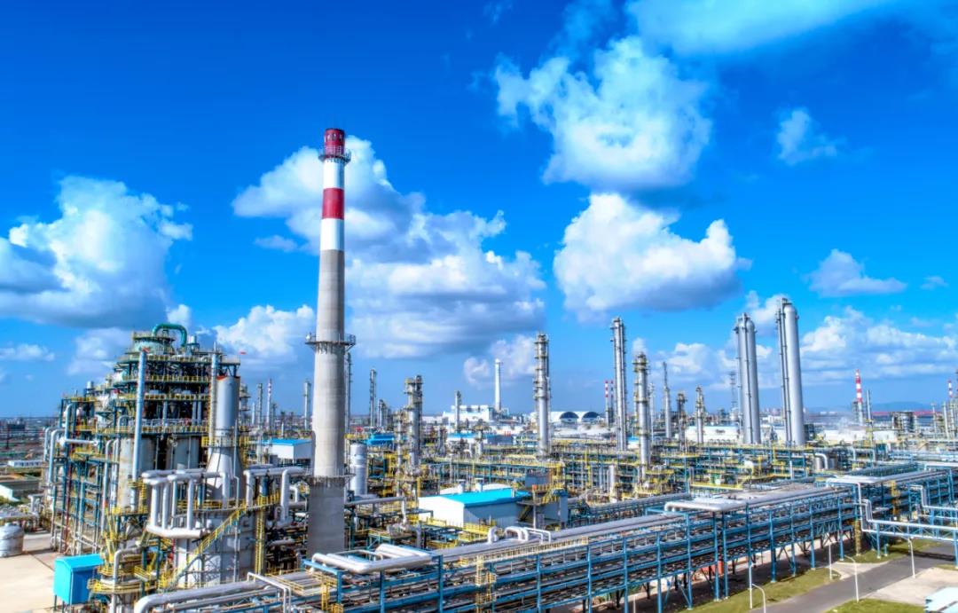 大国重器!江苏最高丙烯丙烷分离塔成功吊装 大国重器!江苏最高丙烯丙烷分离塔成功吊装