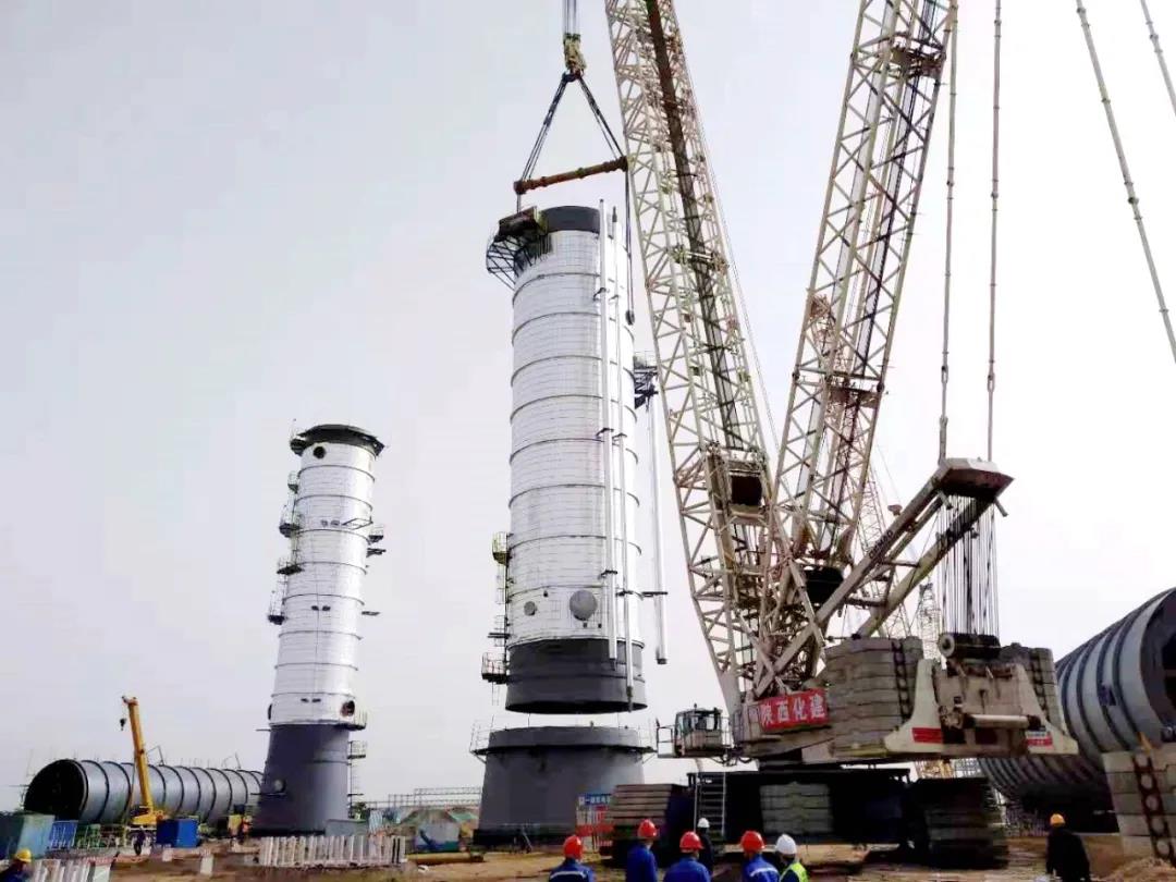 【项目建设】榆神能化乙醇精制塔第一段吊装就位 【项目建设】榆神能化乙醇精制塔第一段吊装就位