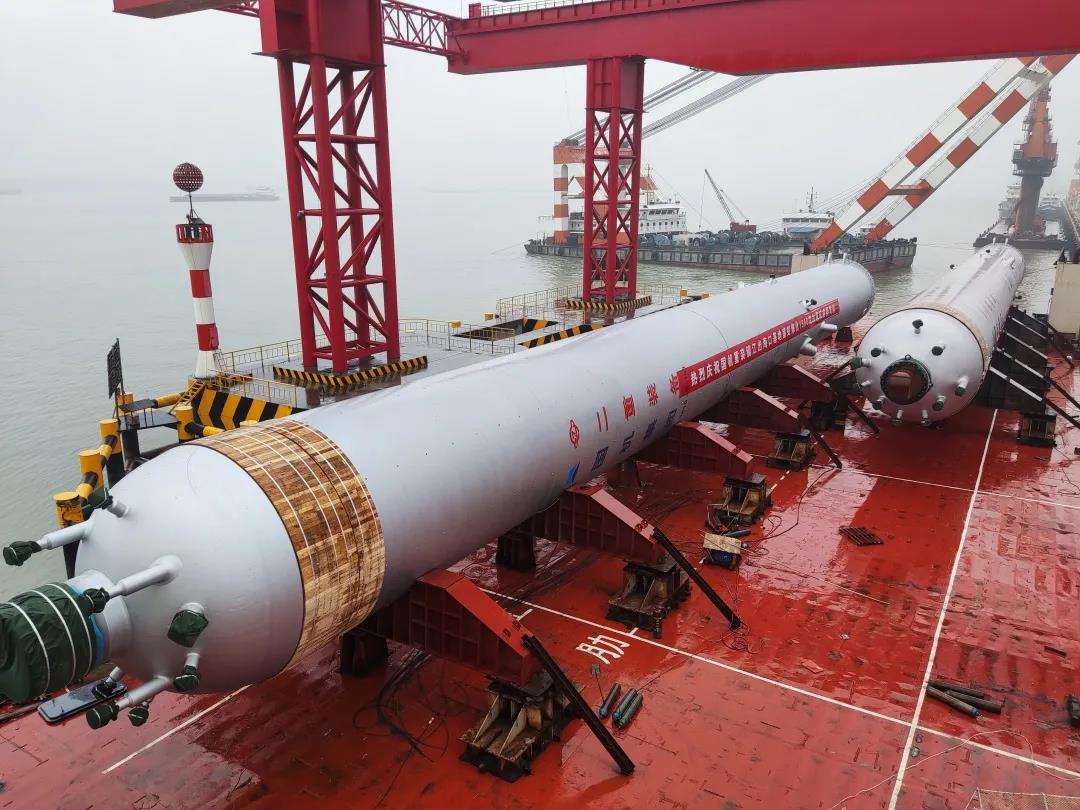 盛虹炼化项目两台加氢反应器顺利发运 盛虹炼化项目两台加氢反应器顺利发运