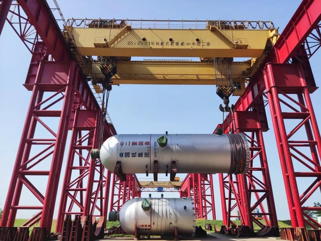 盛虹炼化项目两台热高压分离器发运 盛虹炼化项目两台热高压分离器发运