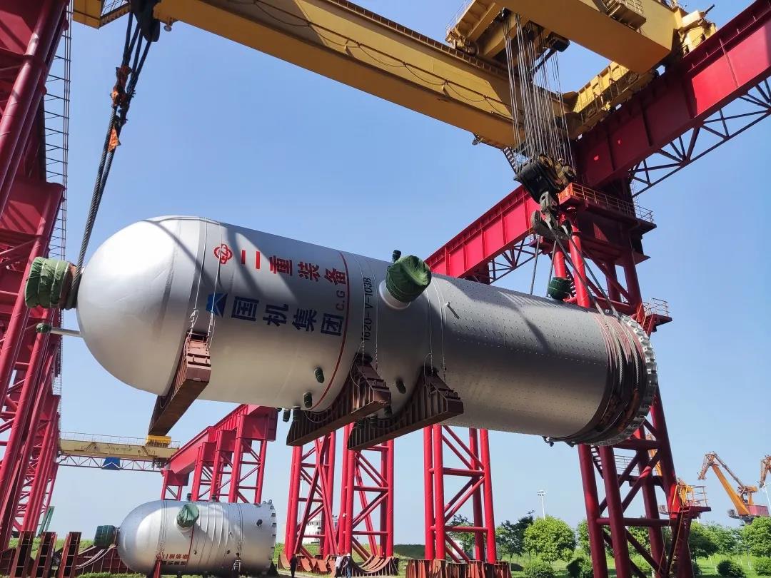 盛虹炼化项目两台热高压分离器发运 盛虹炼化项目两台热高压分离器发运