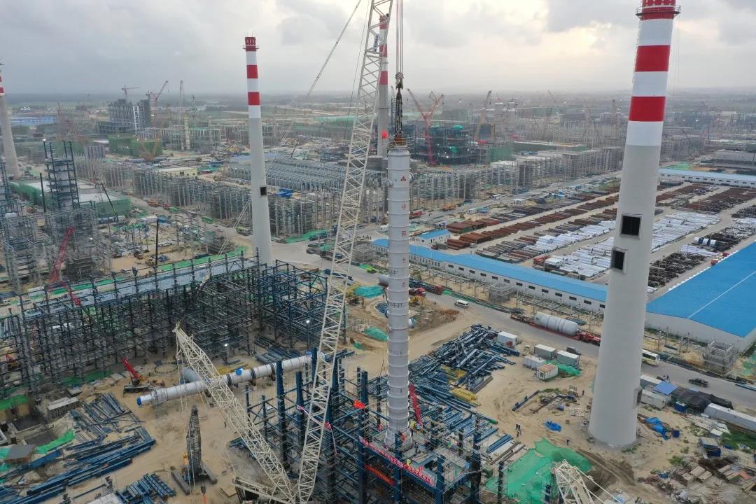 寰球公司广东石化五联合分项目首台二合一反应器顺利“安家落户” 寰球公司广东石化五联合分项目首台二合一反应器顺利“安家落户”