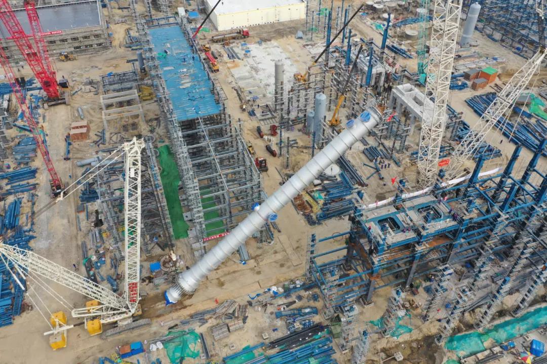 寰球公司广东石化五联合分项目首台二合一反应器顺利“安家落户” 寰球公司广东石化五联合分项目首台二合一反应器顺利“安家落户”