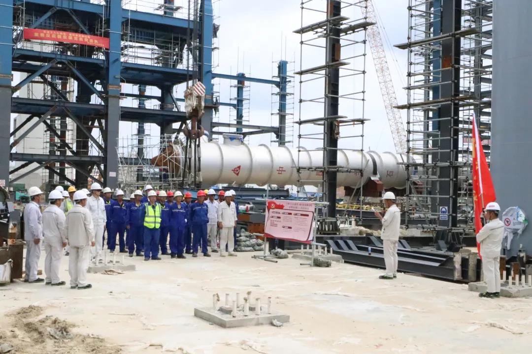 寰球公司广东石化五联合分项目首台二合一反应器顺利“安家落户” 寰球公司广东石化五联合分项目首台二合一反应器顺利“安家落户”