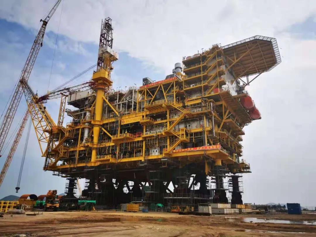 上上德盛恭贺中海福陆陆丰14-4中心平台顺利完成浮托安装! 上上德盛恭贺中海福陆陆丰14-4中心平台顺利完成浮托安装!