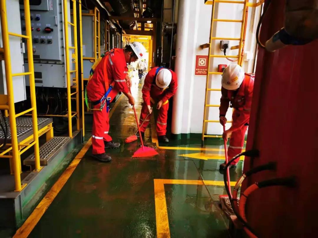 上上德盛恭贺中海福陆陆丰14-4中心平台顺利完成浮托安装! 上上德盛恭贺中海福陆陆丰14-4中心平台顺利完成浮托安装!