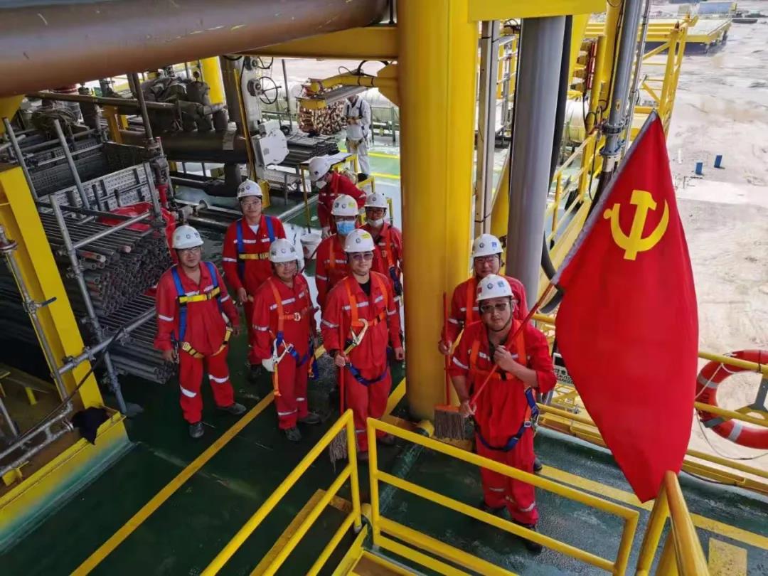 上上德盛恭贺中海福陆陆丰14-4中心平台顺利完成浮托安装! 上上德盛恭贺中海福陆陆丰14-4中心平台顺利完成浮托安装!