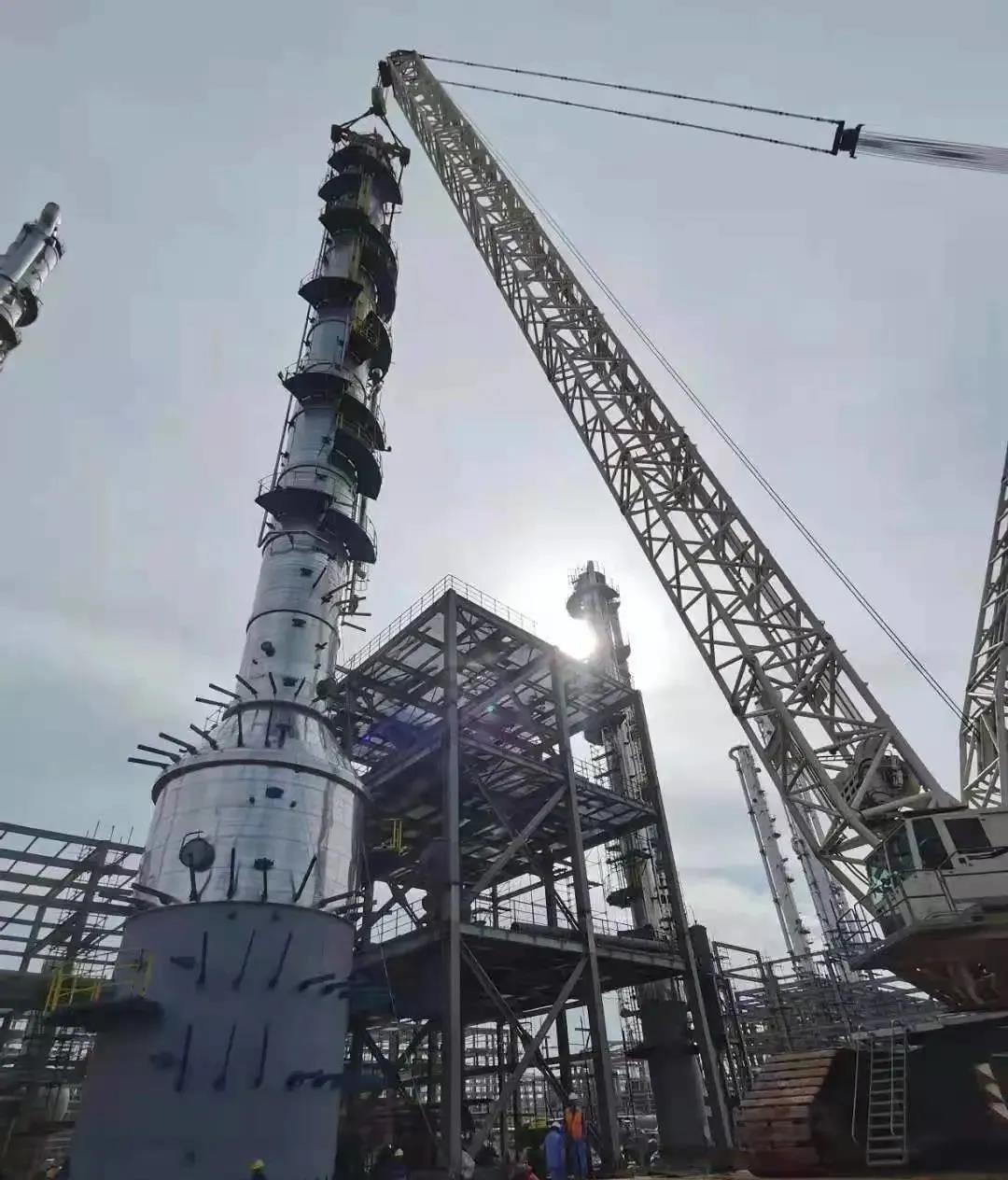 【一线快讯】盛虹炼化一体化项目22台塔器全部吊装完成 【一线快讯】盛虹炼化一体化项目22台塔器全部吊装完成