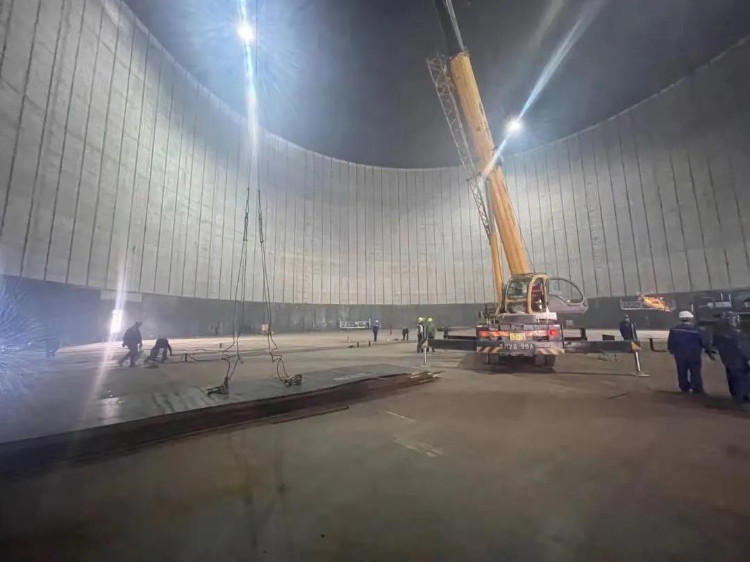 寰球公司盘锦项目部2#罐内罐衬板全部安装完成 寰球公司盘锦项目部2#罐内罐衬板全部安装完成