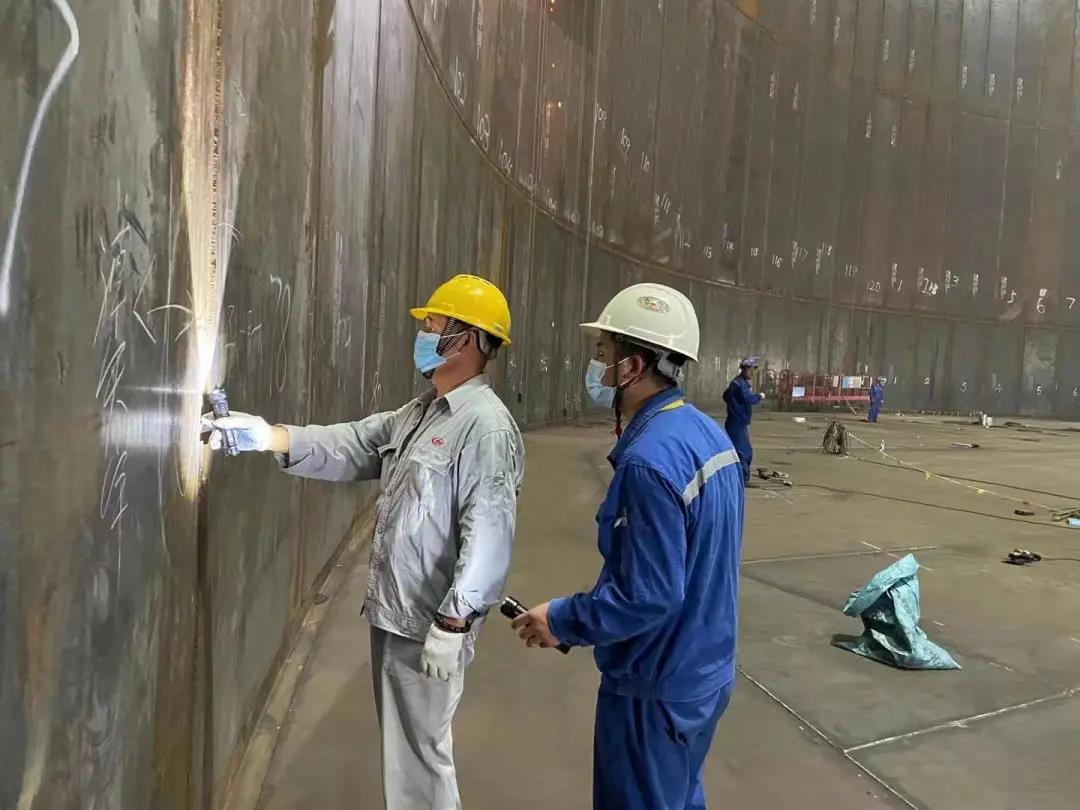 寰球公司盘锦项目部2#罐内罐衬板全部安装完成 寰球公司盘锦项目部2#罐内罐衬板全部安装完成