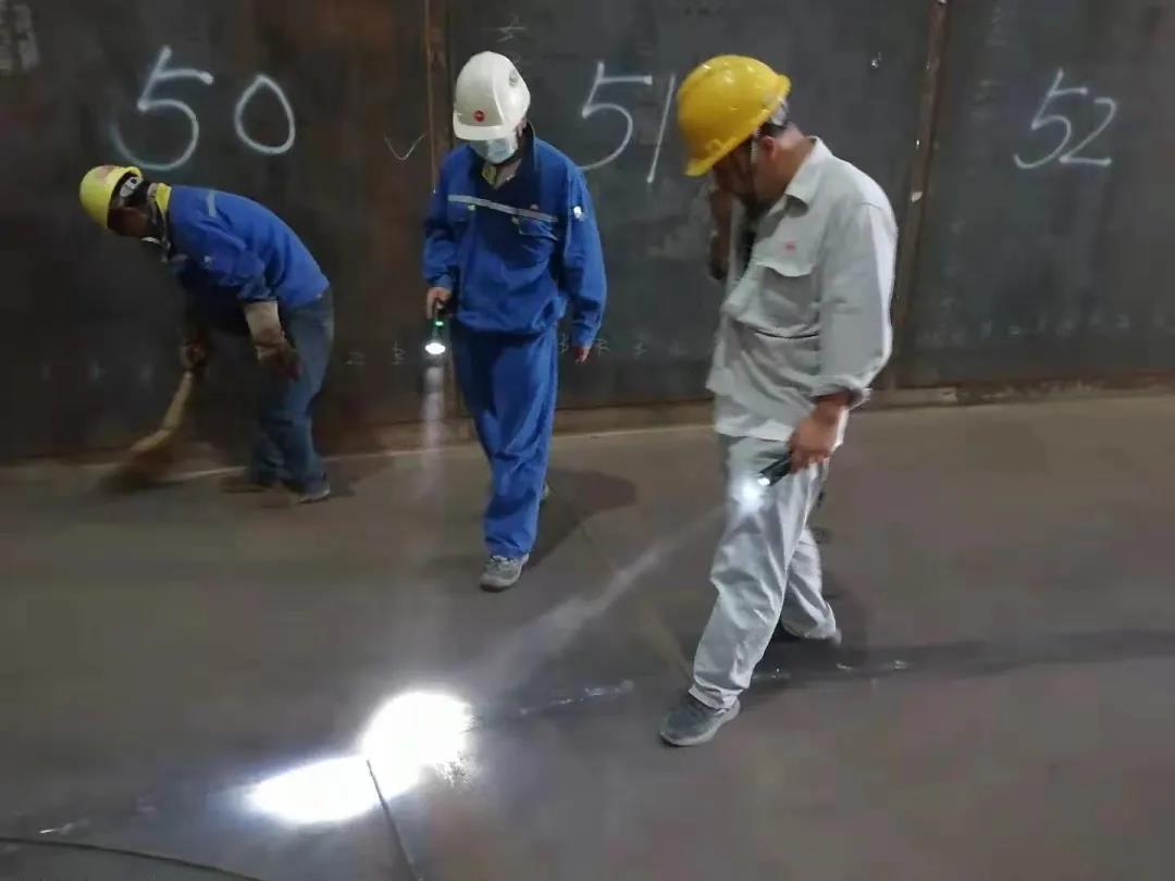 寰球公司盘锦项目部2#罐内罐衬板全部安装完成 寰球公司盘锦项目部2#罐内罐衬板全部安装完成