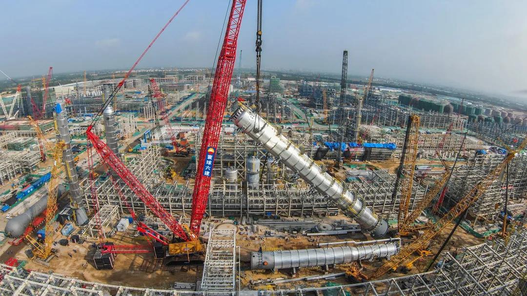 广东石化乙烯装置乙烯塔顺利就位实现“塔起灯亮” 广东石化乙烯装置乙烯塔顺利就位实现“塔起灯亮”