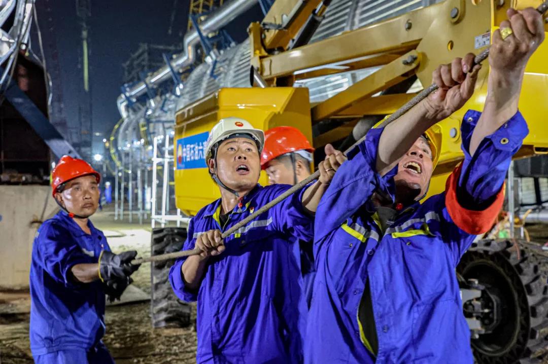 广东石化乙烯装置乙烯塔顺利就位实现“塔起灯亮” 广东石化乙烯装置乙烯塔顺利就位实现“塔起灯亮”