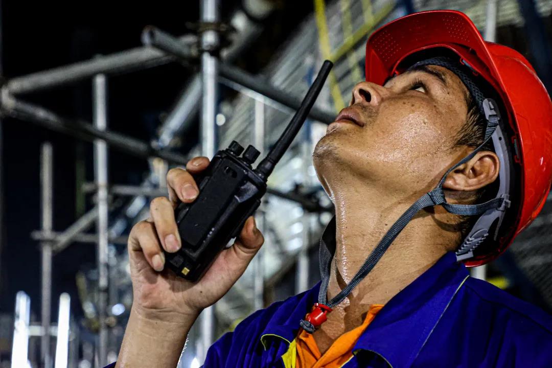 广东石化乙烯装置乙烯塔顺利就位实现“塔起灯亮” 广东石化乙烯装置乙烯塔顺利就位实现“塔起灯亮”