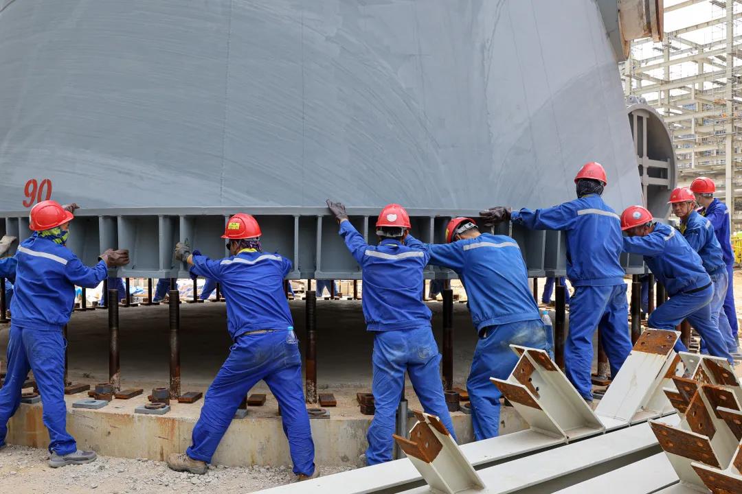 广东石化乙烯装置乙烯塔顺利就位实现“塔起灯亮” 广东石化乙烯装置乙烯塔顺利就位实现“塔起灯亮”