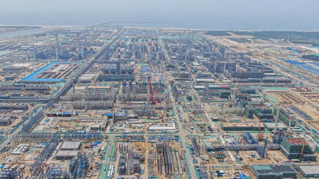广东石化乙烯装置乙烯塔顺利就位实现“塔起灯亮” 广东石化乙烯装置乙烯塔顺利就位实现“塔起灯亮”