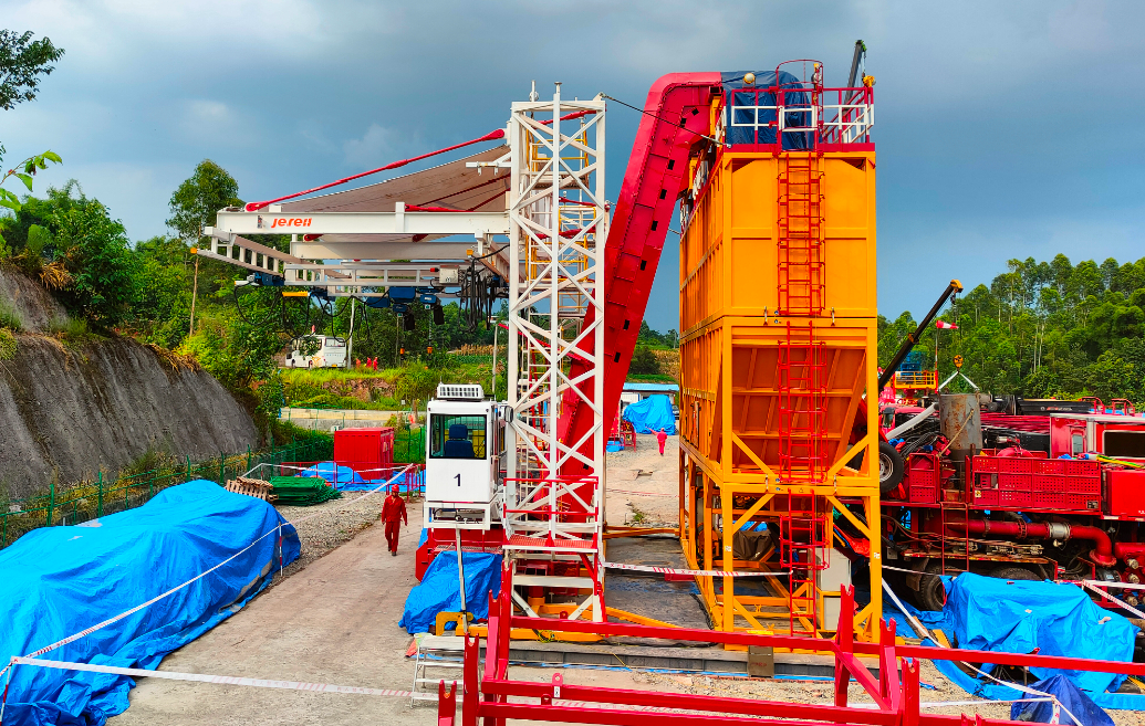 杰瑞全新一代双传输智能储供砂设备在川渝成功应用 杰瑞全新一代双传输智能储供砂设备在川渝成功应用