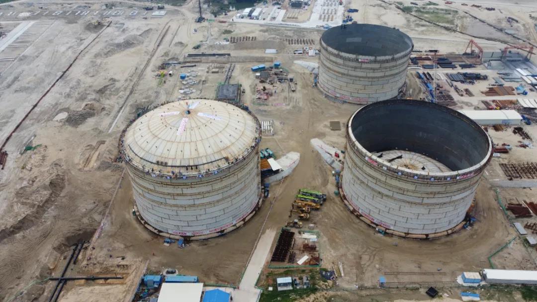 中国五环承建的东华能源低温罐区项目气压升顶成功 中国五环承建的东华能源低温罐区项目气压升顶成功
