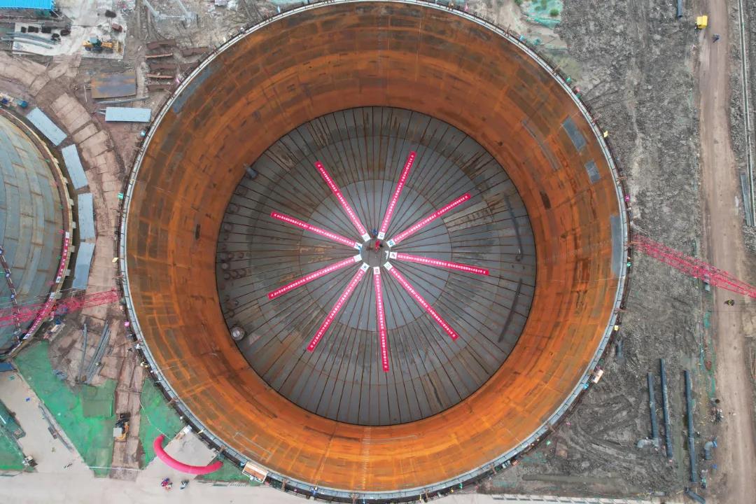 天辰公司总承包的中化连云港罐区项目8万方双金属低温储罐气顶升圆满完成! 天辰公司总承包的中化连云港罐区项目8万方双金属低温储罐气顶升圆满完成!