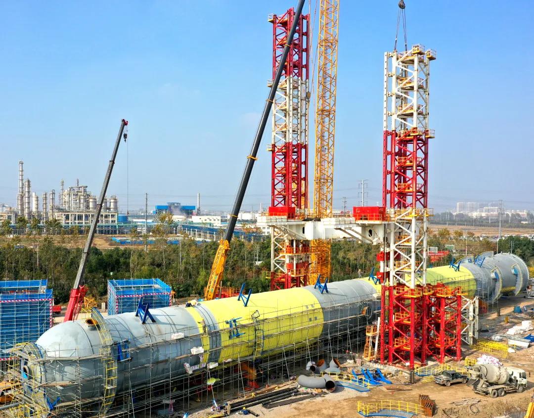 建证石化全产业链实力!全国最高丙烷脱氢核心装置成功吊装 建证石化全产业链实力!全国最高丙烷脱氢核心装置成功吊装