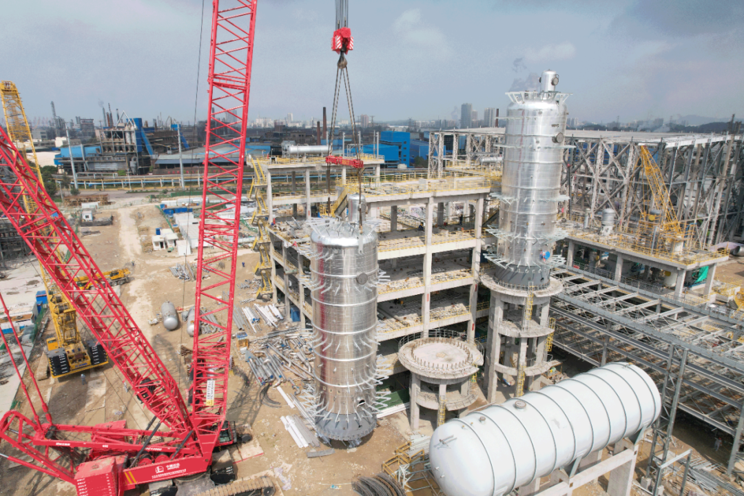 赛鼎公司EPC总承包广西华谊双酚A项目大件设备吊装全部完成 赛鼎公司EPC总承包广西华谊双酚A项目大件设备吊装全部完成