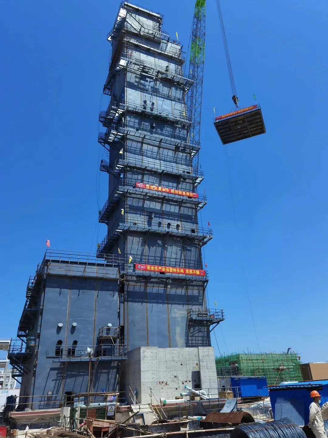 永荣科技空分冷箱拼装作业完成 永荣科技空分冷箱拼装作业完成