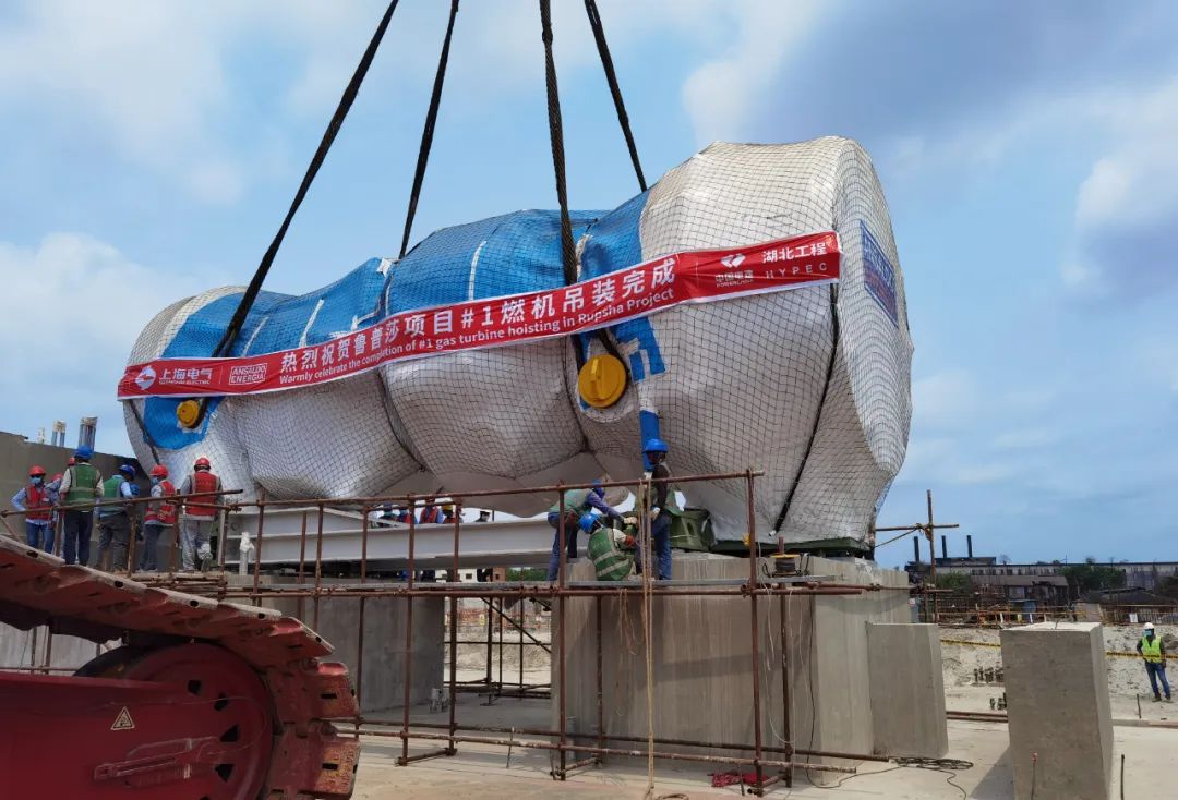 上海电气总包孟国最大燃机电站1号机吊装成功 上海电气总包孟国最大燃机电站1号机吊装成功