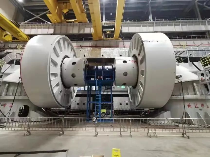 上海电气总包孟国最大燃机电站1号机吊装成功 上海电气总包孟国最大燃机电站1号机吊装成功