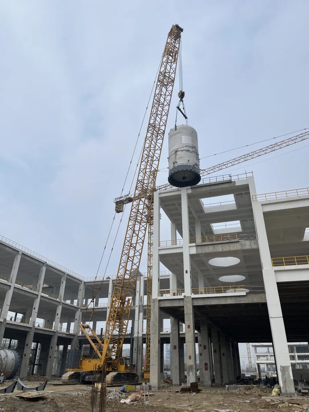 永荣科技CPL二期项目氨肟化装置肟化 反应分离釜吊装顺利完成 永荣科技CPL二期项目氨肟化装置肟化 反应分离釜吊装顺利完成