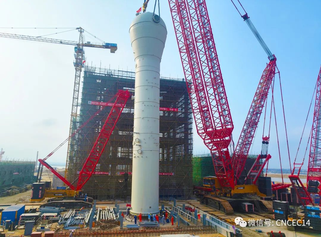 “巨型金刚”起立!东华能源(茂名)项目大型设备吊装首战告捷 “巨型金刚”起立!东华能源(茂名)项目大型设备吊装首战告捷