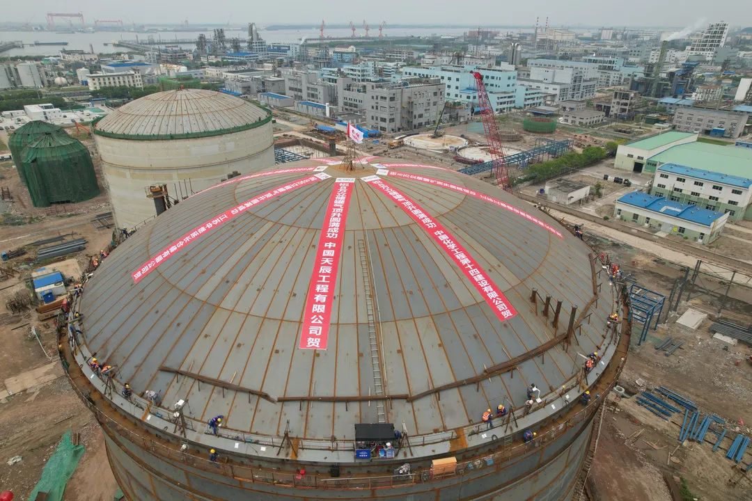 天辰公司总承包的江苏中燃延长液态烃仓储项目8万立双金属低温储罐气顶升圆满成功! 天辰公司总承包的江苏中燃延长液态烃仓储项目8万立双金属低温储罐气顶升圆满成功!