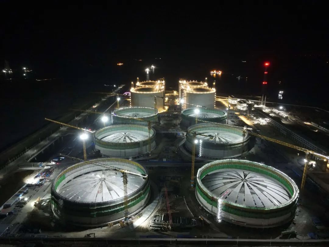 国内最大规模液化天然气储备项目 世界最大低温储罐拱顶吊装完成 国内最大规模液化天然气储备项目 世界最大低温储罐拱顶吊装完成