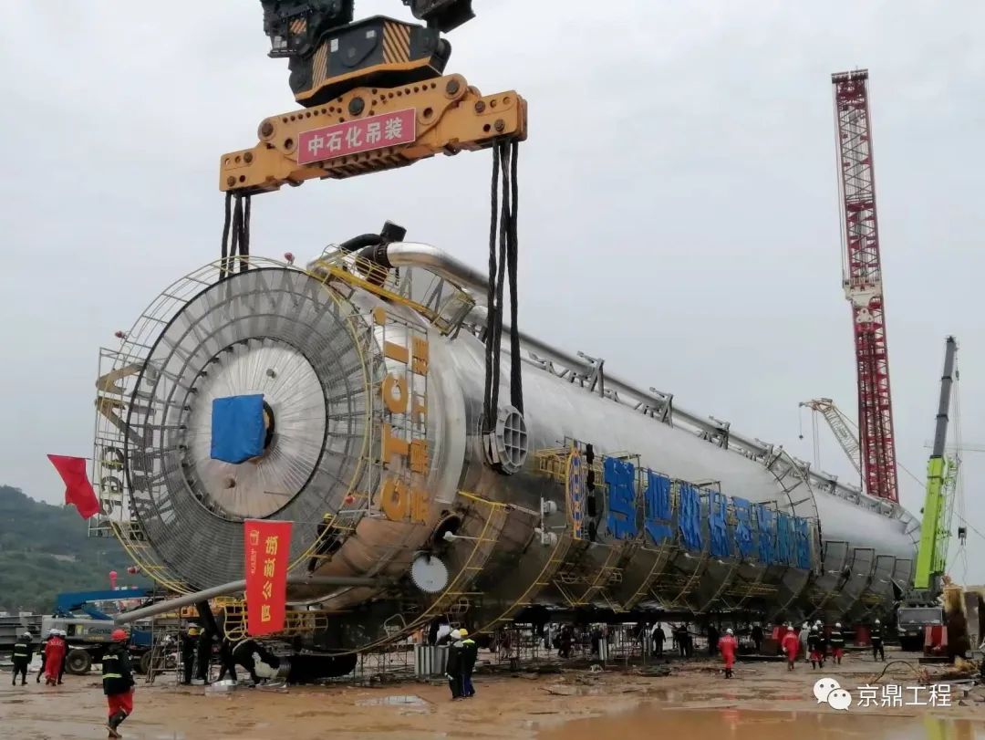 泉州国亨化学有限公司66万吨/年PDH及45万吨/年PP项目丙烯-丙烷分离塔顺利吊装就位 泉州国亨化学有限公司66万吨/年PDH及45万吨/年PP项目丙烯-丙烷分离塔顺利吊装就位