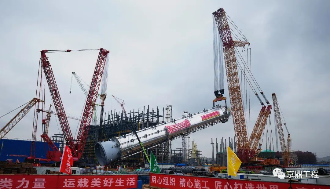 泉州国亨化学有限公司66万吨/年PDH及45万吨/年PP项目丙烯-丙烷分离塔顺利吊装就位 泉州国亨化学有限公司66万吨/年PDH及45万吨/年PP项目丙烯-丙烷分离塔顺利吊装就位