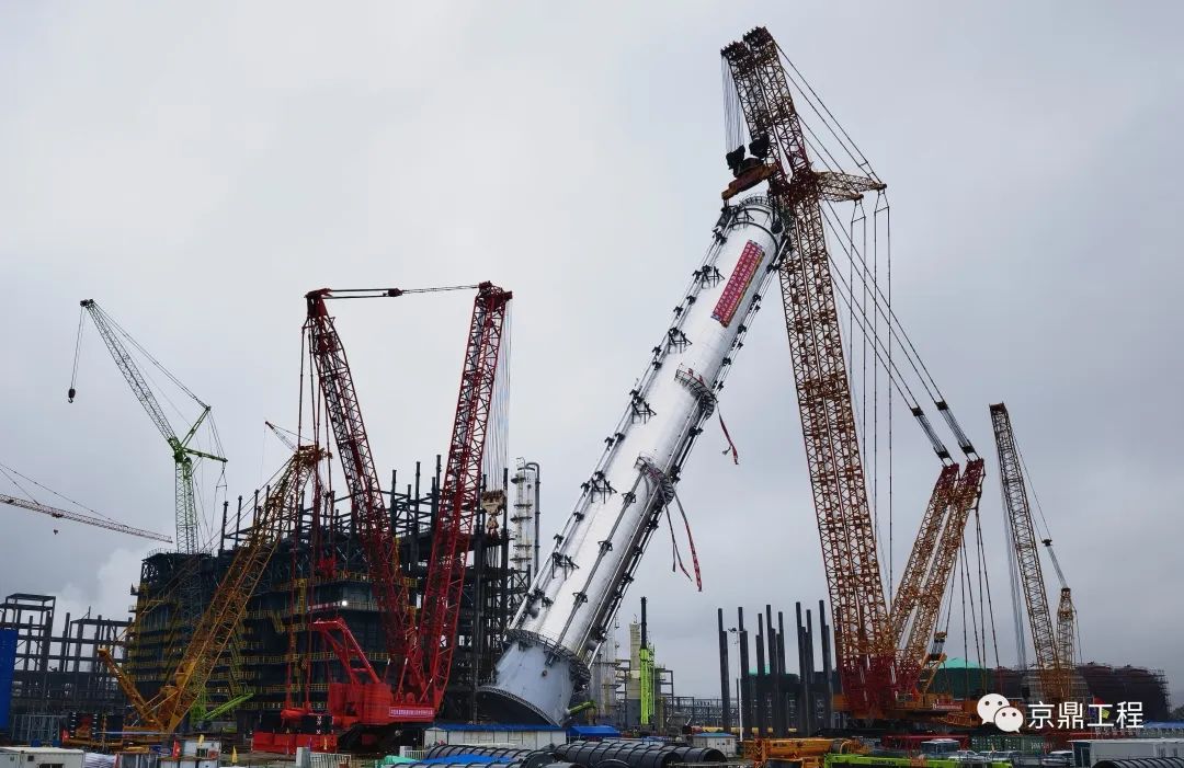 泉州国亨化学有限公司66万吨/年PDH及45万吨/年PP项目丙烯-丙烷分离塔顺利吊装就位 泉州国亨化学有限公司66万吨/年PDH及45万吨/年PP项目丙烯-丙烷分离塔顺利吊装就位