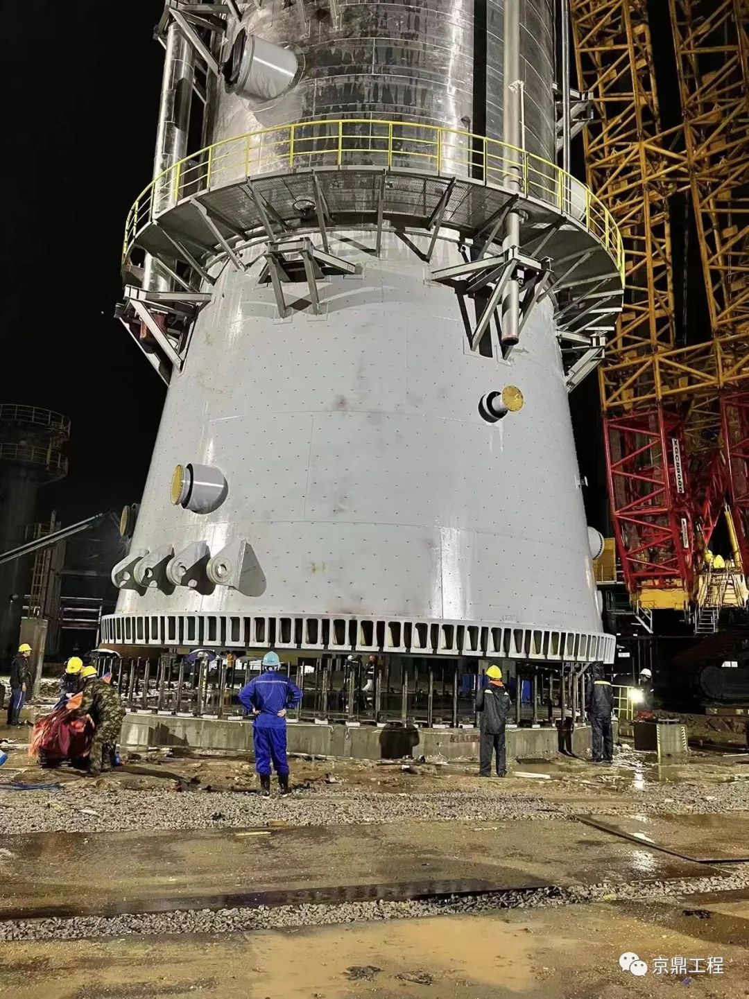 泉州国亨化学有限公司66万吨/年PDH及45万吨/年PP项目丙烯-丙烷分离塔顺利吊装就位 泉州国亨化学有限公司66万吨/年PDH及45万吨/年PP项目丙烯-丙烷分离塔顺利吊装就位