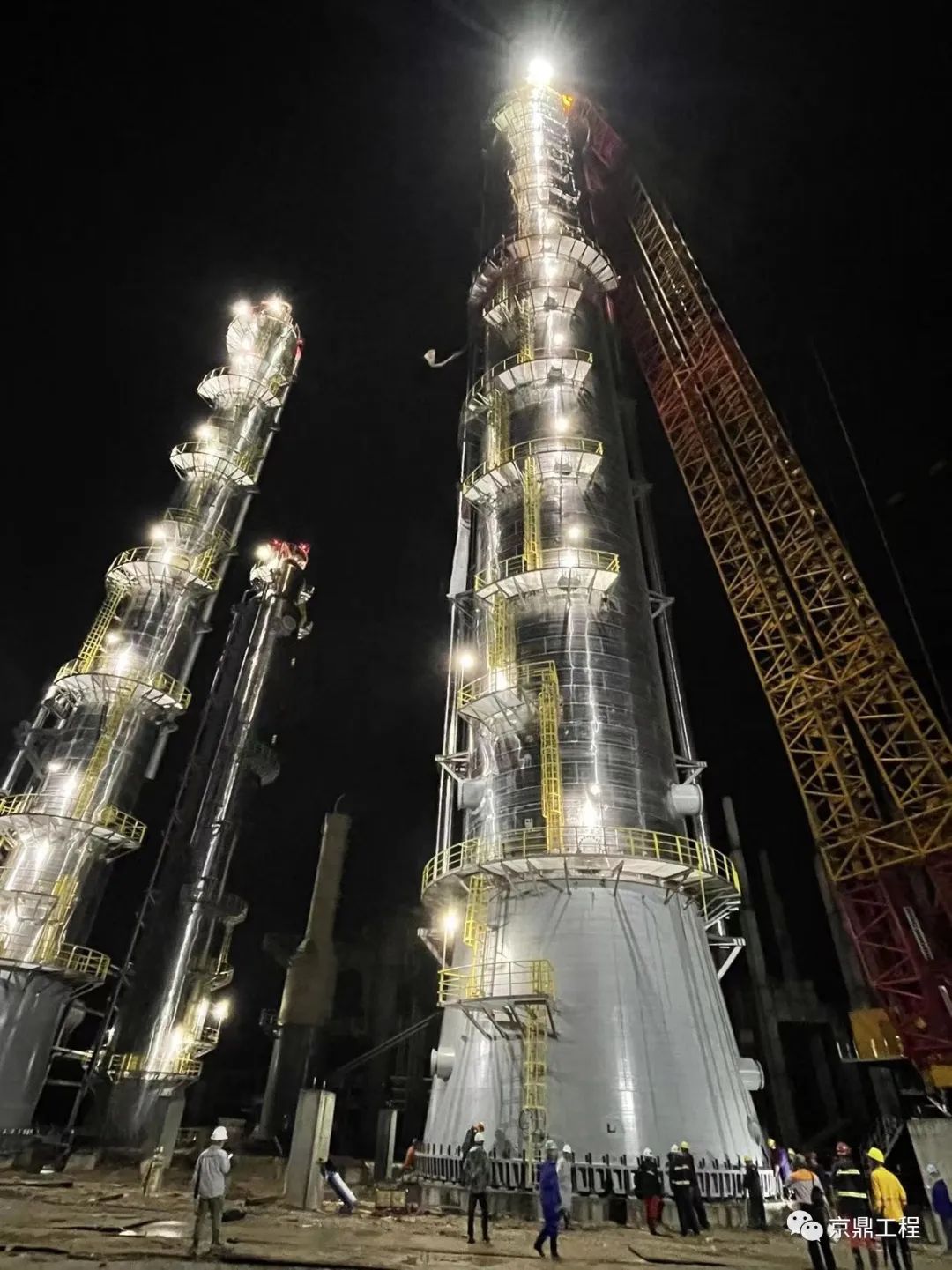 泉州国亨化学有限公司66万吨/年PDH及45万吨/年PP项目丙烯-丙烷分离塔顺利吊装就位 泉州国亨化学有限公司66万吨/年PDH及45万吨/年PP项目丙烯-丙烷分离塔顺利吊装就位