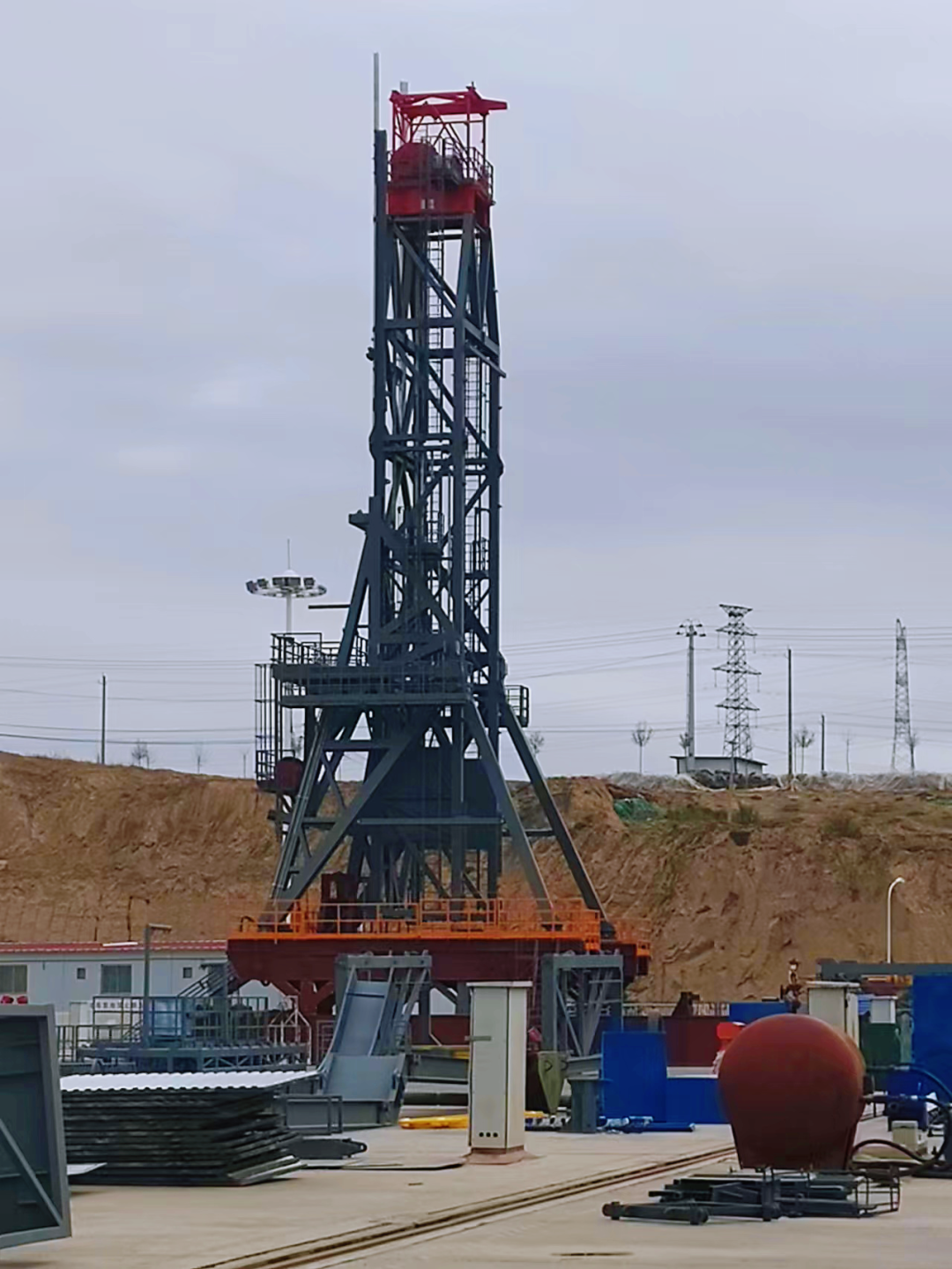 兰石装备公司承制的12-3WHP海洋模块钻机顺利起升 兰石装备公司承制的12-3WHP海洋模块钻机顺利起升