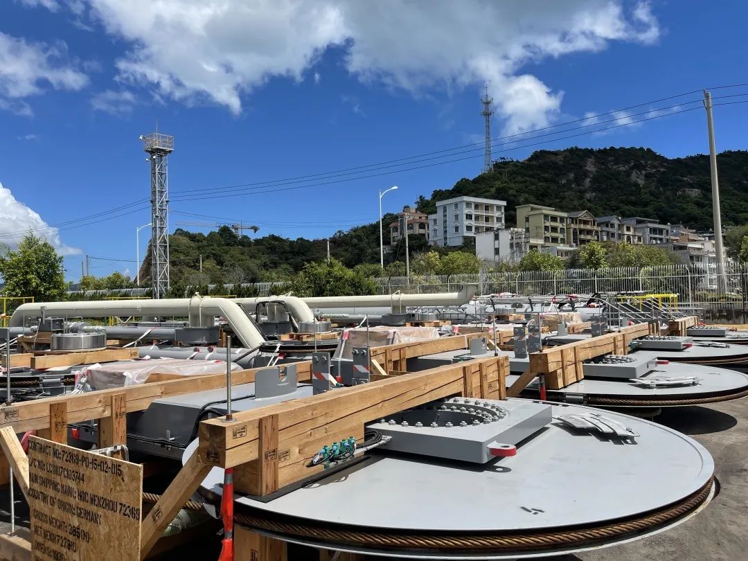 寰球工程公司温州华港LNG项目首迎最大单体压力容器储罐、进口设备卸船臂进场 寰球工程公司温州华港LNG项目首迎最大单体压力容器储罐、进口设备卸船臂进场