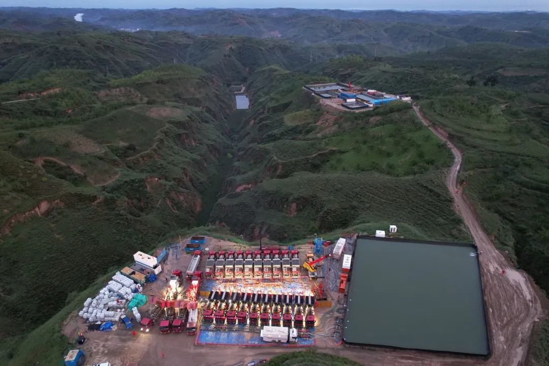 中国海油首口超大规模深层煤层气水平井压裂圆满完成 中国海油首口超大规模深层煤层气水平井压裂圆满完成