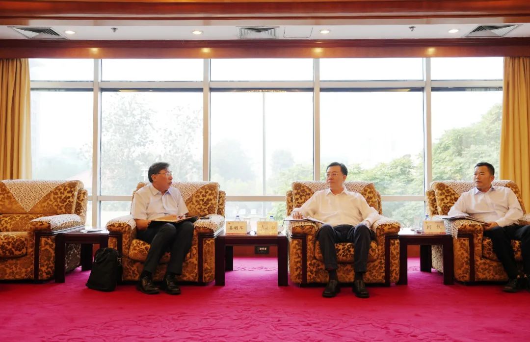 李小宁会见中国石油阿布扎比公司总经理姜明军 李小宁会见中国石油阿布扎比公司总经理姜明军