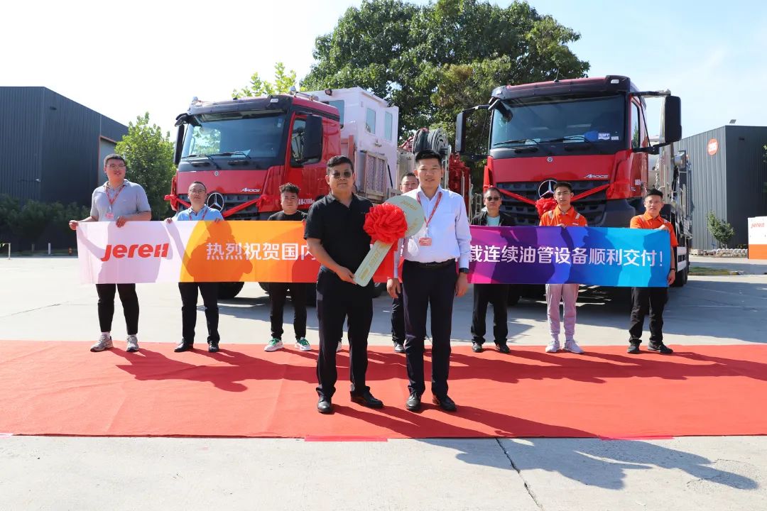 杰瑞自主研发智造的国内首套国六奔驰双车载连续油管设备成功交付 杰瑞自主研发智造的国内首套国六奔驰双车载连续油管设备成功交付