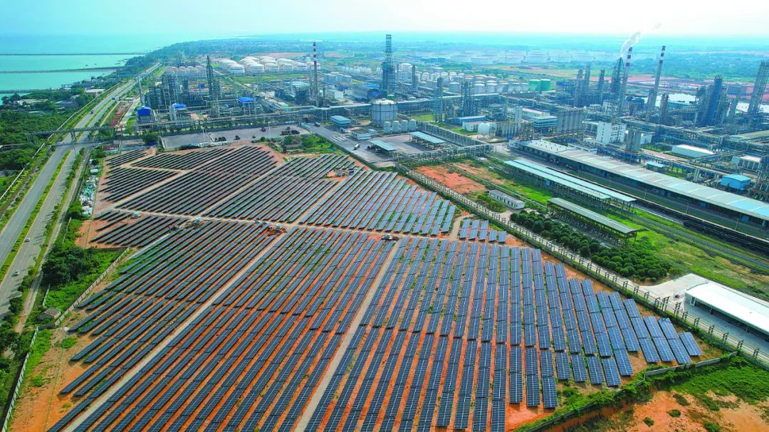 “三桶油”齐聚光伏赛道,石油巨头们在能源转型上使出新招数! “三桶油”齐聚光伏赛道,石油巨头们在能源转型上使出新招数!