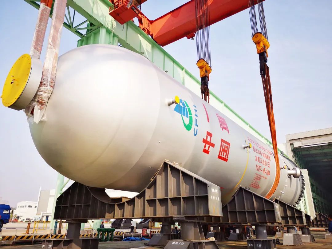 一次4台,山东裕龙石化项目渣油加氢反应器完工发运 一次4台,山东裕龙石化项目渣油加氢反应器完工发运