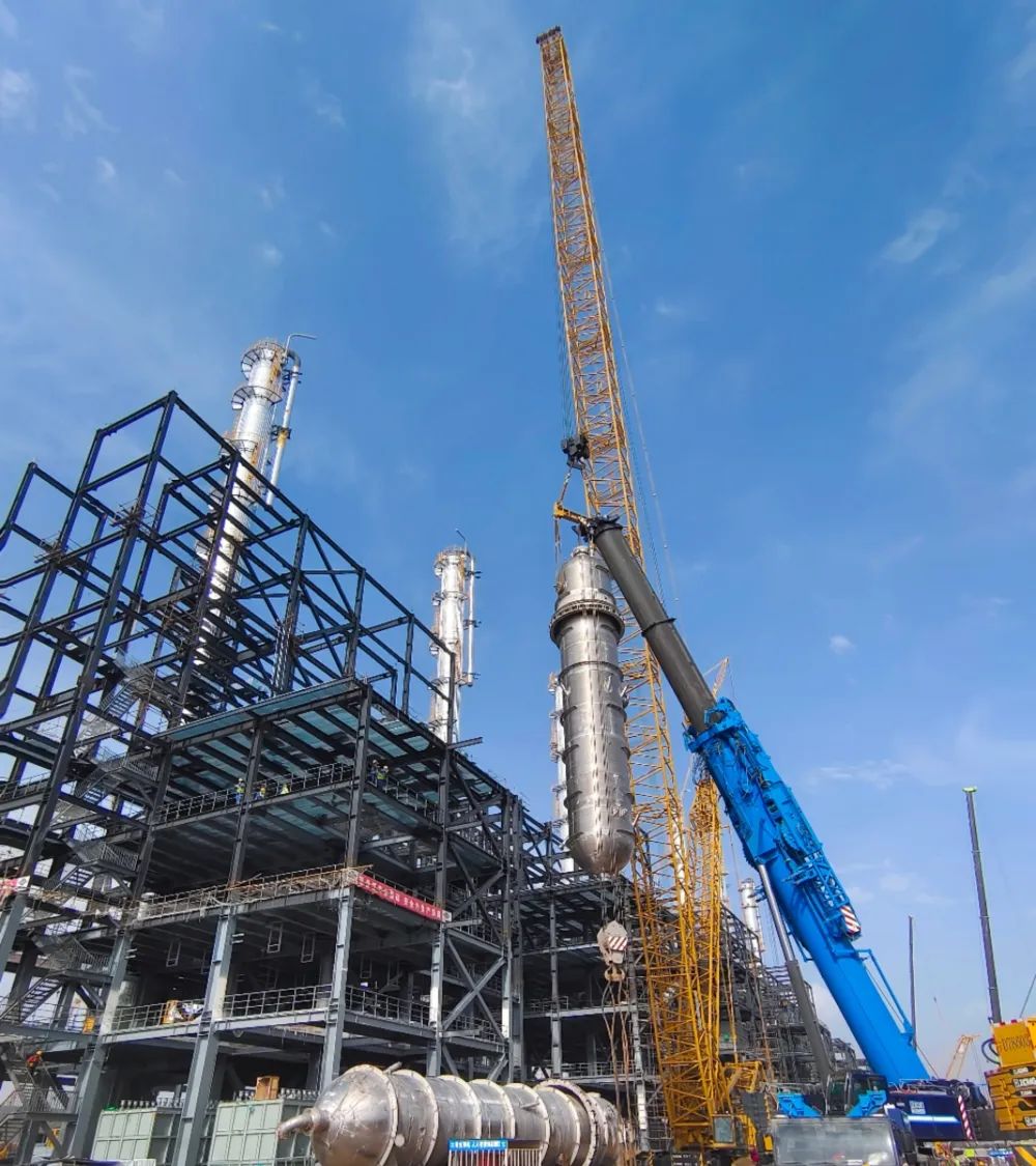 十三化建第七分公司内蒙古大全项目首台流化床反应器成功吊装就位 十三化建第七分公司内蒙古大全项目首台流化床反应器成功吊装就位