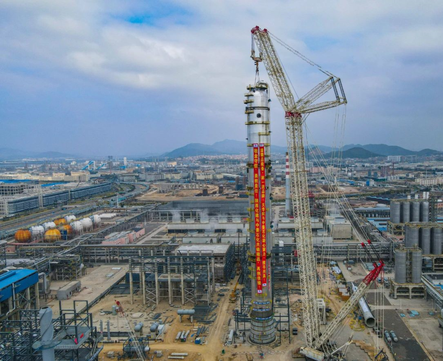 高138米重2700吨,中景石化100万吨丙烷脱氢项目,丙烷丙烯分离塔吊装成功 高138米重2700吨,中景石化100万吨丙烷脱氢项目,丙烷丙烯分离塔吊装成功